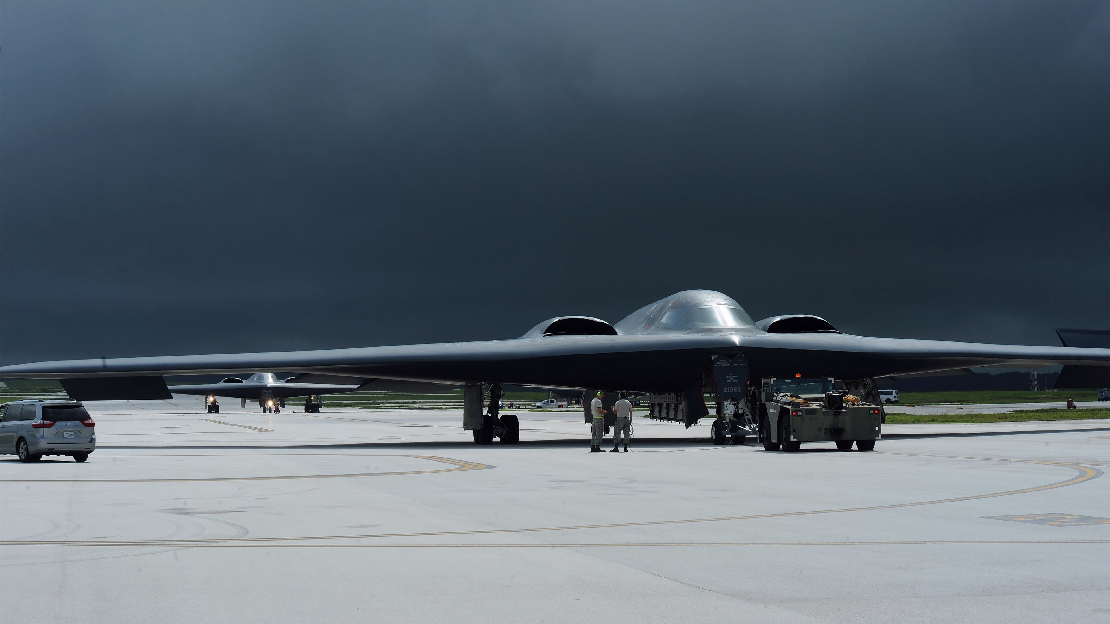 背泳选手出发入水角度精准推进效率高,早期的背泳只是仰浮在水面上